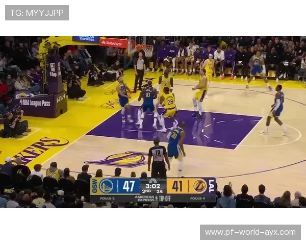 勇士反击截断，库里助攻队友上篮建功